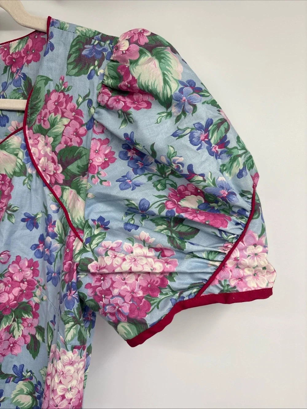 Sz 8 Floral Hydrangea Dress with Puff Sleeves - Pink on Light Blue